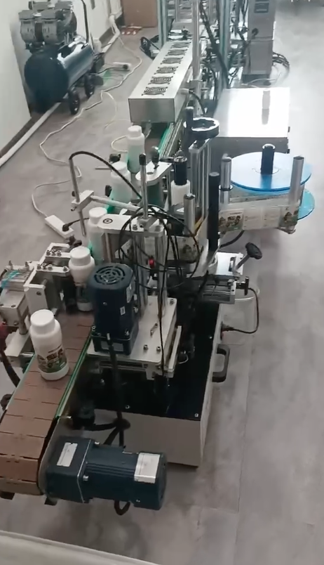 ▲“黑作坊”里的私配樱桃授粉药生产线。新京报记者 闫沫琛 摄